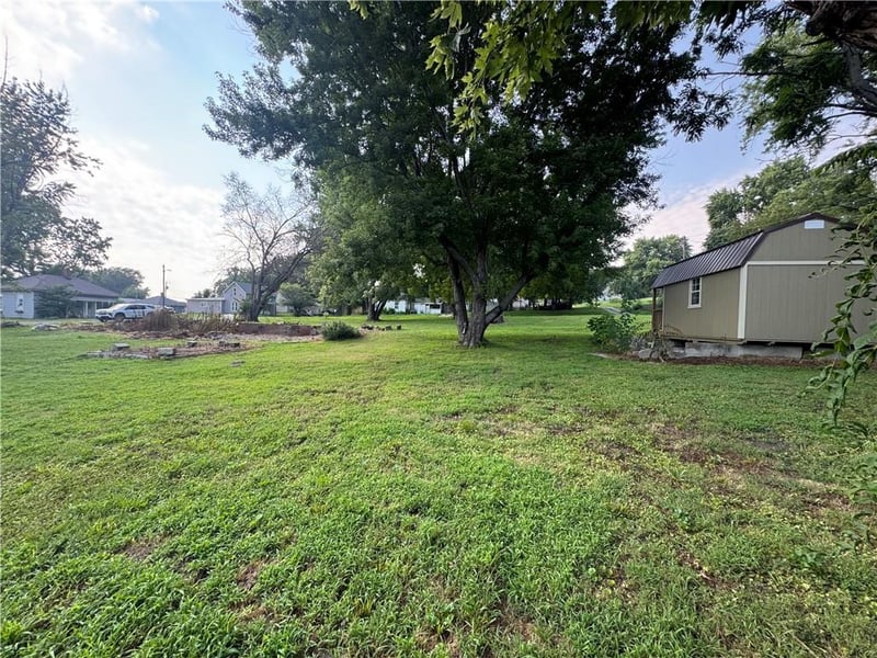 402 3rd St, Mound City, MO 64470