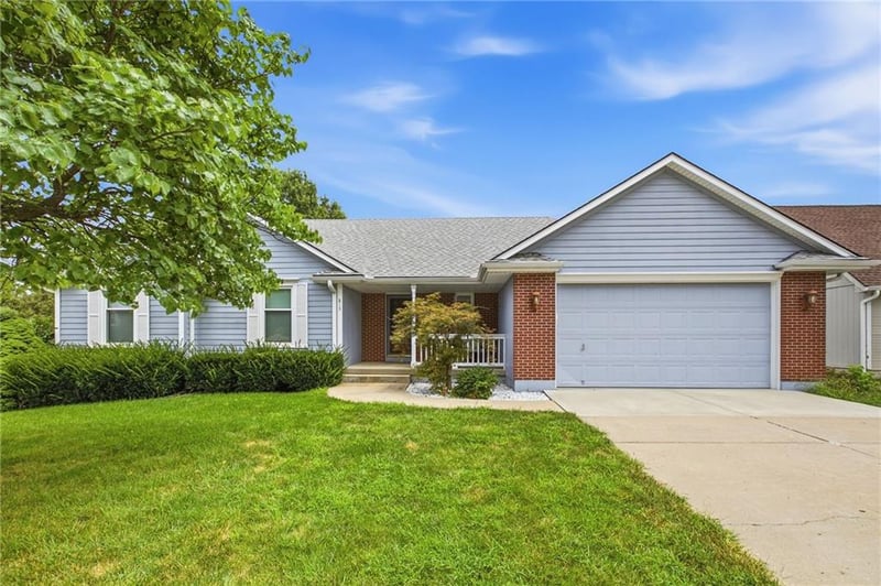 813 Foxtail Dr, Grain Valley, MO 64029