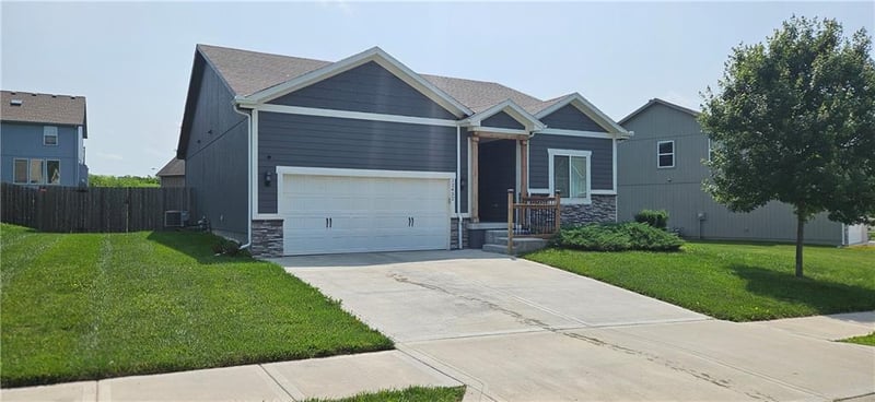 12432 Live Oak Cir, Peculiar, MO 64078