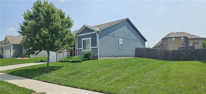 12432 Live Oak Cir, Peculiar, MO 64078