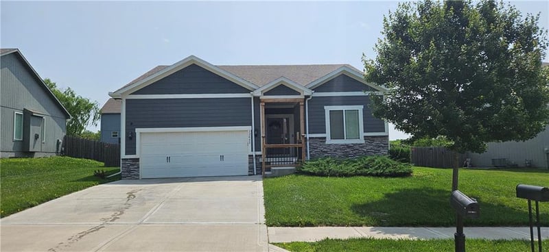 12432 Live Oak Cir, Peculiar, MO 64078