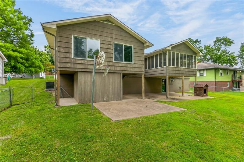 2820 Scott St, St Joseph, MO 64507