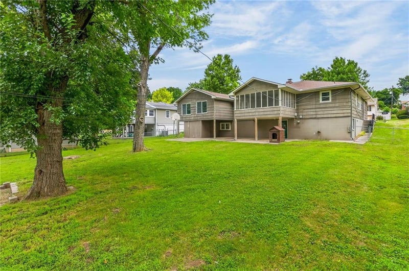 2820 Scott St, St Joseph, MO 64507