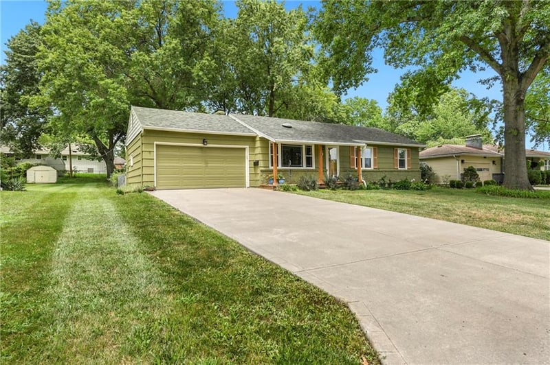 9900 77th St, Raytown, MO 64138