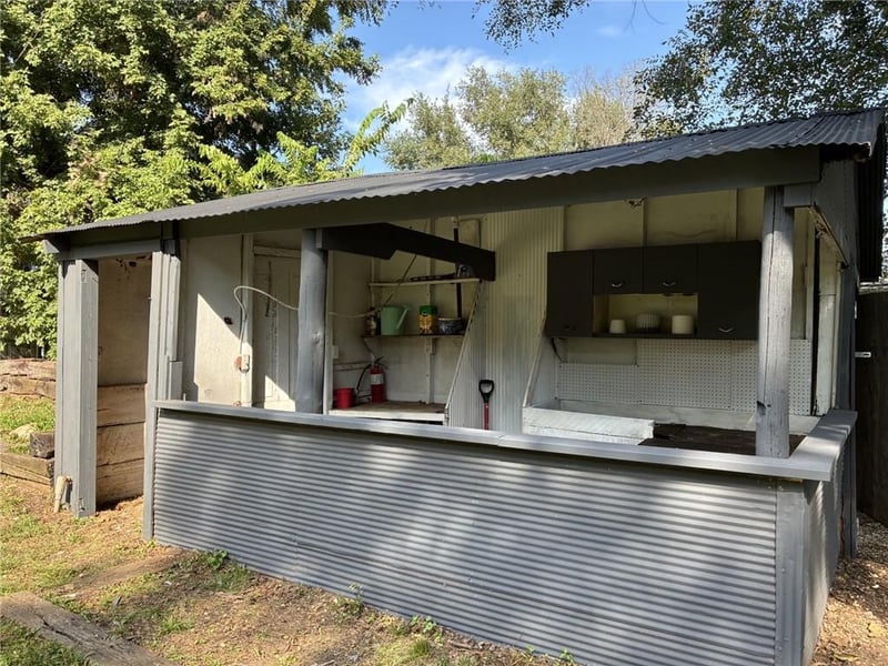 812 Cedar St, Pleasant Hill, MO 64080