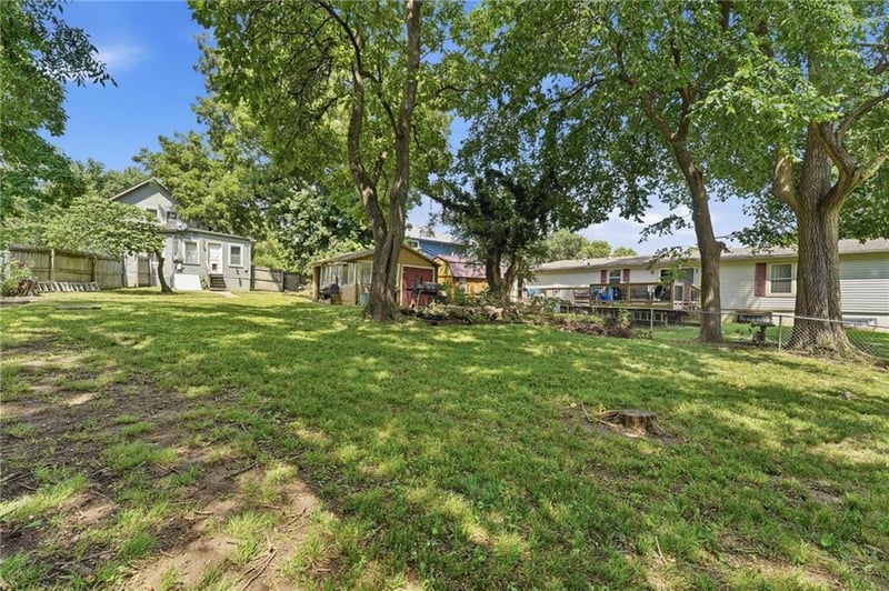 812 Cedar St, Pleasant Hill, MO 64080