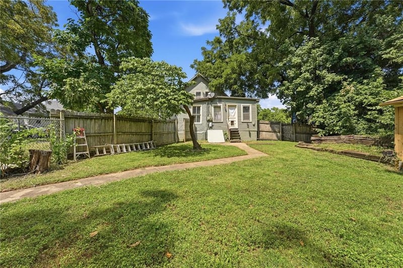 812 Cedar St, Pleasant Hill, MO 64080