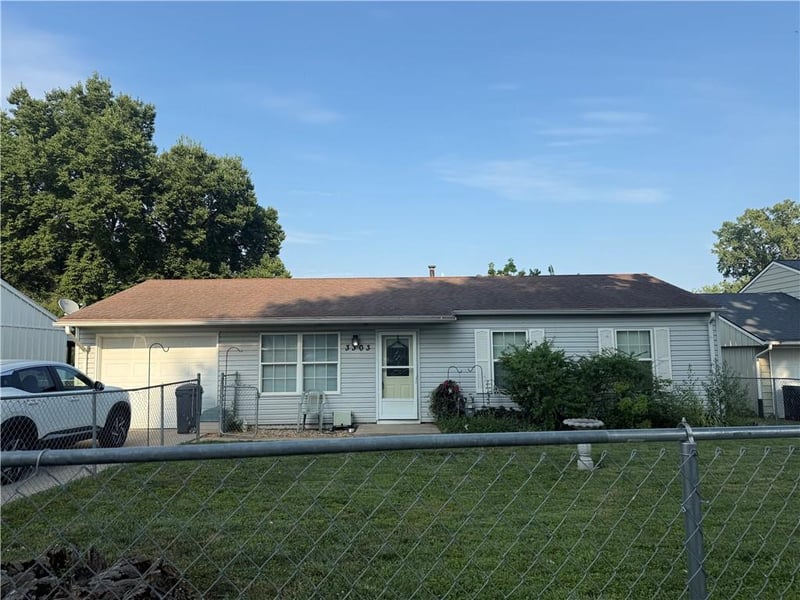 3303 Sioux Ln, St Joseph, MO 64503