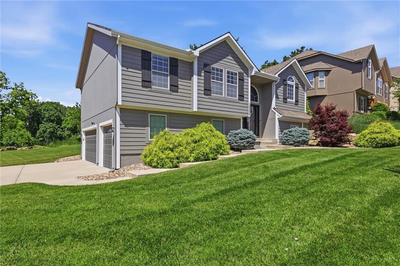 19505 110th St, Olathe, KS 66061