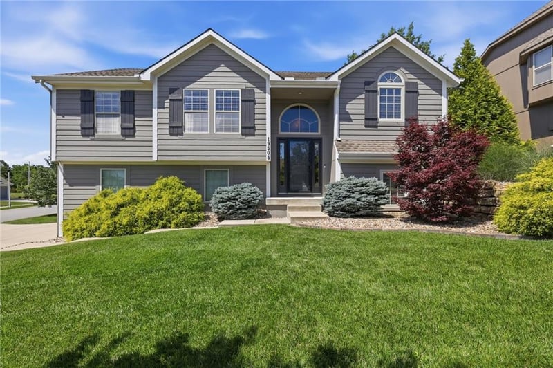 19505 110th St, Olathe, KS 66061