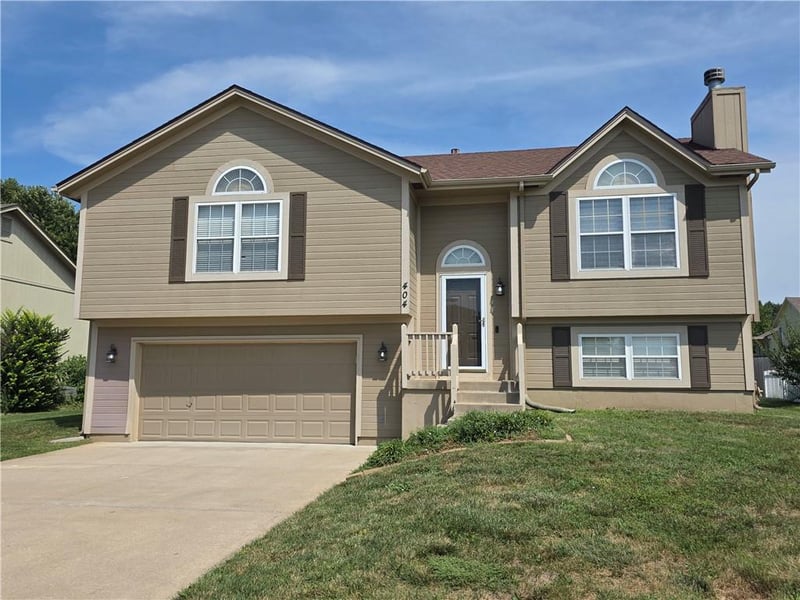 404 Blue Grass Dr, Raymore, MO 64083