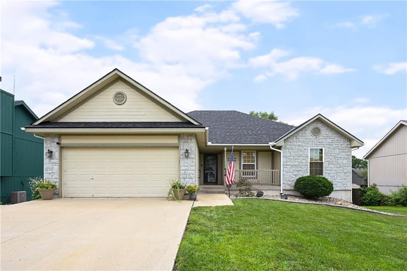 1603 Cove Dr, Raymore, MO 64083