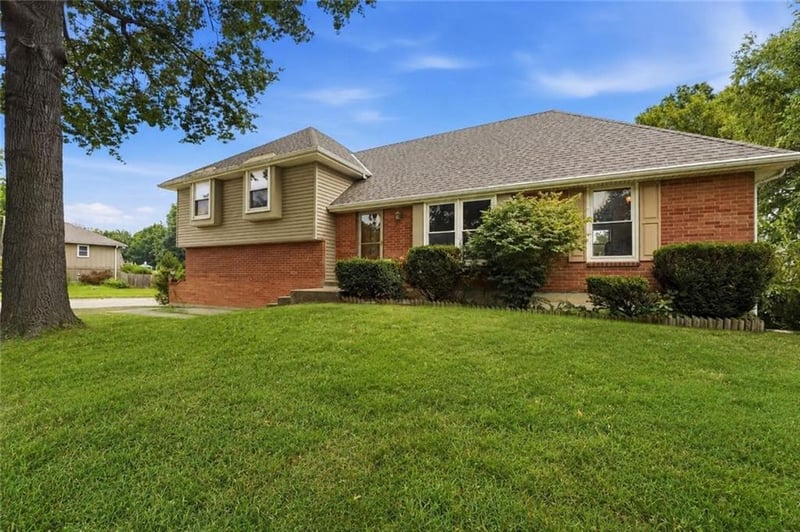 400 Normandy Dr, Olathe, KS 66061