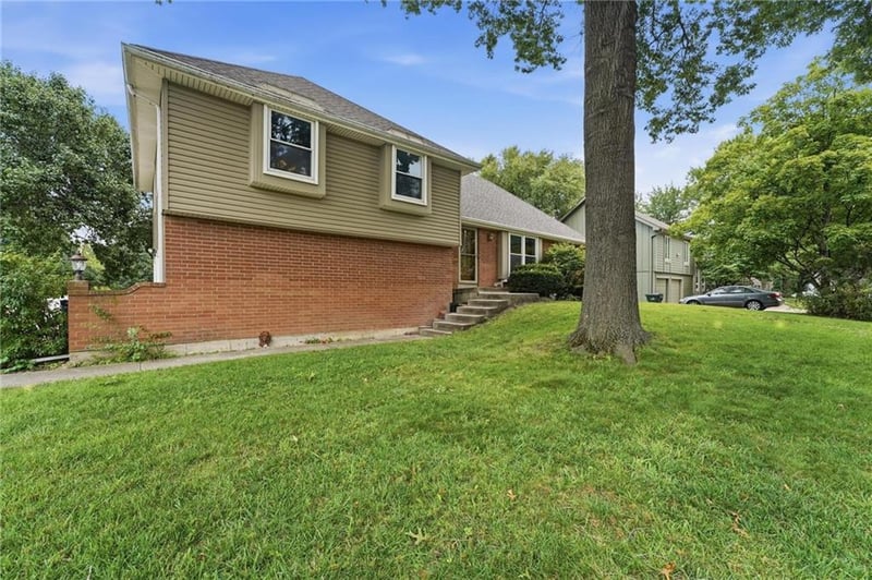 400 Normandy Dr, Olathe, KS 66061