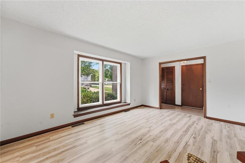 400 Normandy Dr, Olathe, KS 66061