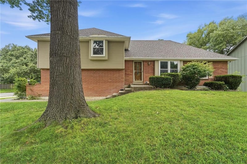 400 Normandy Dr, Olathe, KS 66061