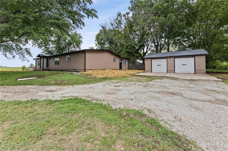 39135 Plum Creek Rd, Osawatomie, KS 66064