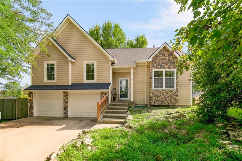 722 Bittersweet Rd, Lansing, KS 66043