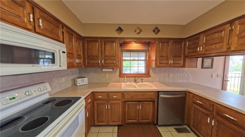 107 Lighthouse Point, Gallatin, MO 64640