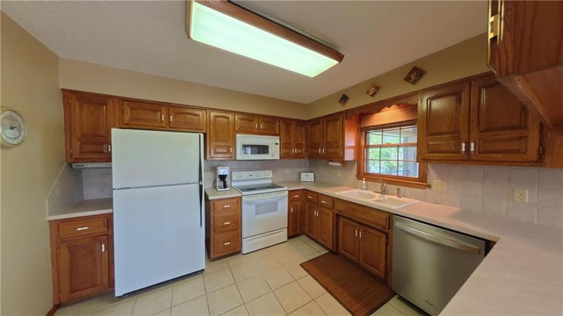 107 Lighthouse Point, Gallatin, MO 64640