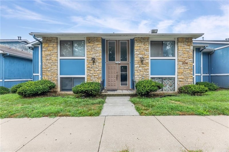 8143 Holmes Rd #201, Kansas City, MO 64131