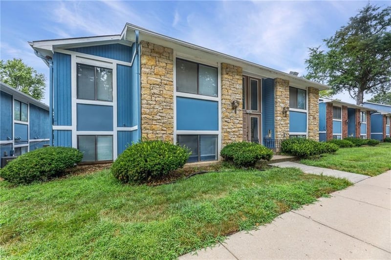 8143 Holmes Rd #201, Kansas City, MO 64131