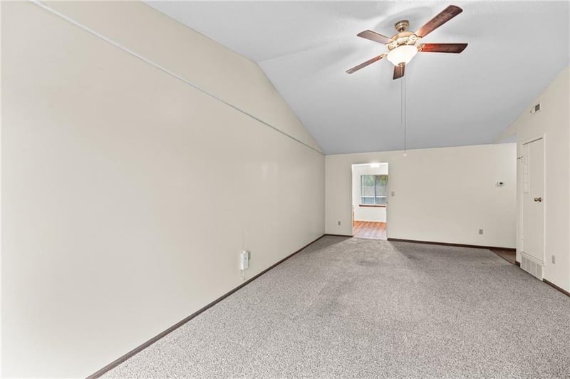 8143 Holmes Rd #201, Kansas City, MO 64131