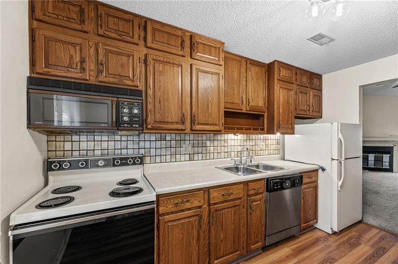 8143 Holmes Rd #201, Kansas City, MO 64131