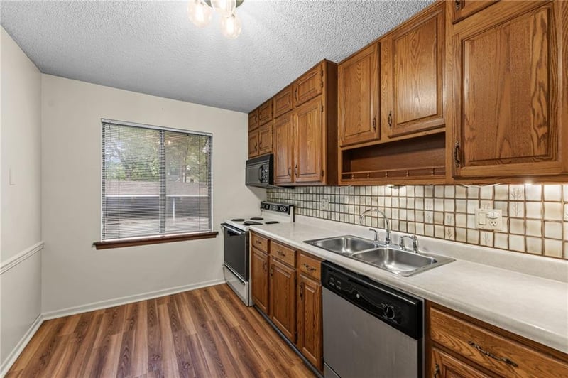 8143 Holmes Rd #201, Kansas City, MO 64131