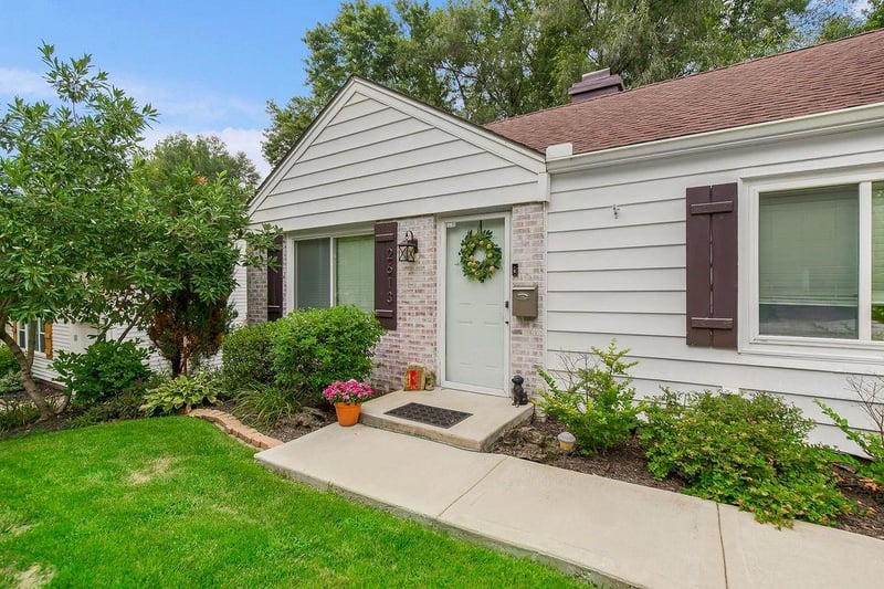 2613 76th St, Prairie Village, KS 66208