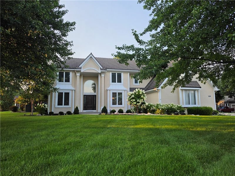 1824 Summit Valley Dr, Lee's Summit, MO 64081
