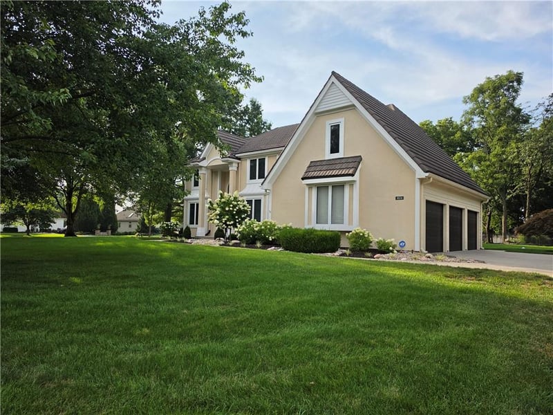 1824 Summit Valley Dr, Lee's Summit, MO 64081