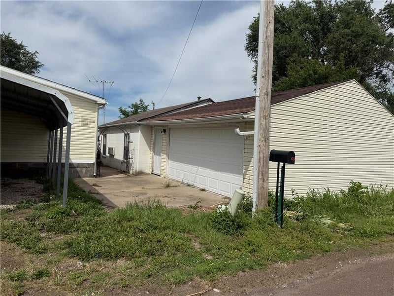 3317 Christie Lane Rd, St Joseph, MO 64504