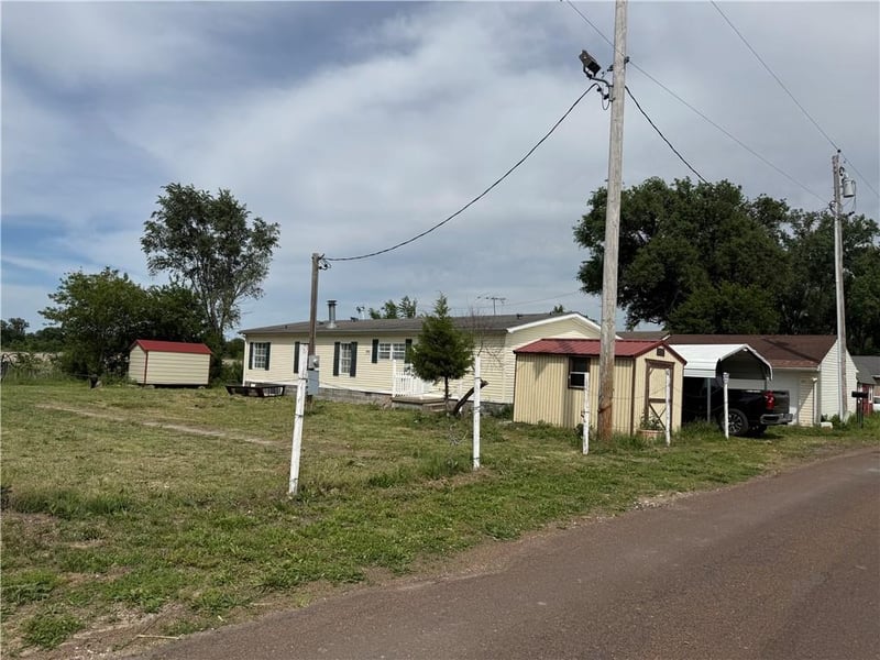 3317 Christie Lane Rd, St Joseph, MO 64504