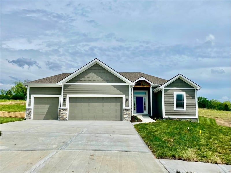 512 Skyview Ln, Liberty, MO 64068