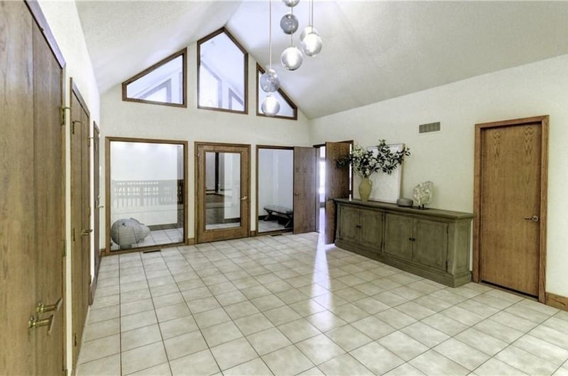 12639 Juniper Cir, Leawood, KS 66209