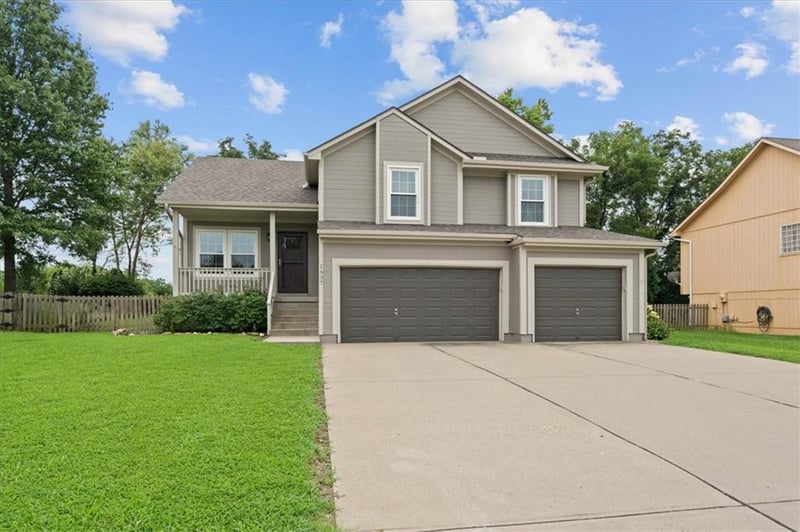 1637 Dalton Dr, Lee's Summit, MO 64081