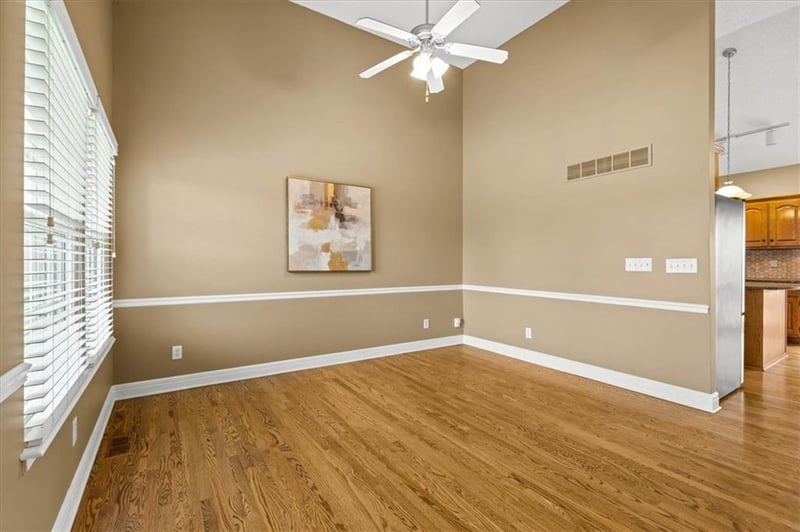 1637 Dalton Dr, Lee's Summit, MO 64081