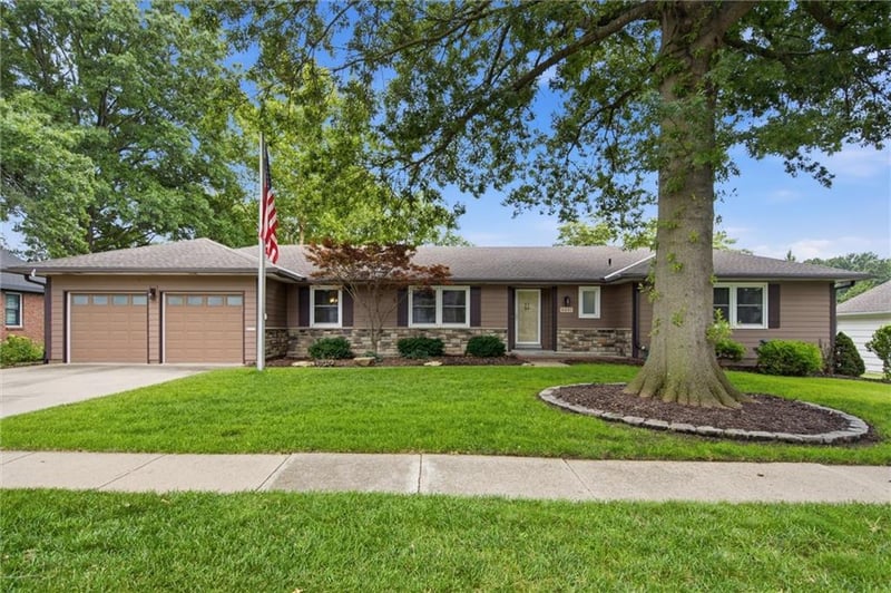 6901 101st Ter, Overland Park, KS 66212