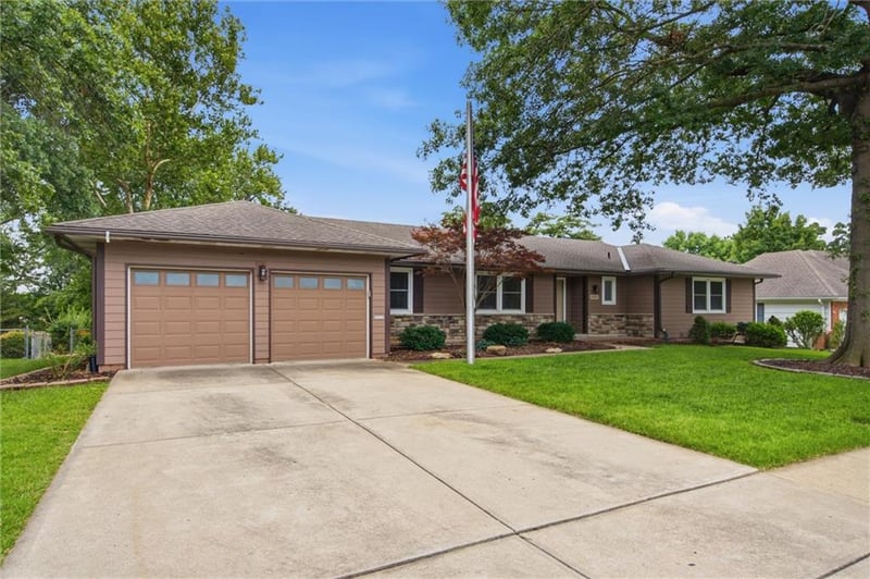 6901 101st Ter, Overland Park, KS 66212