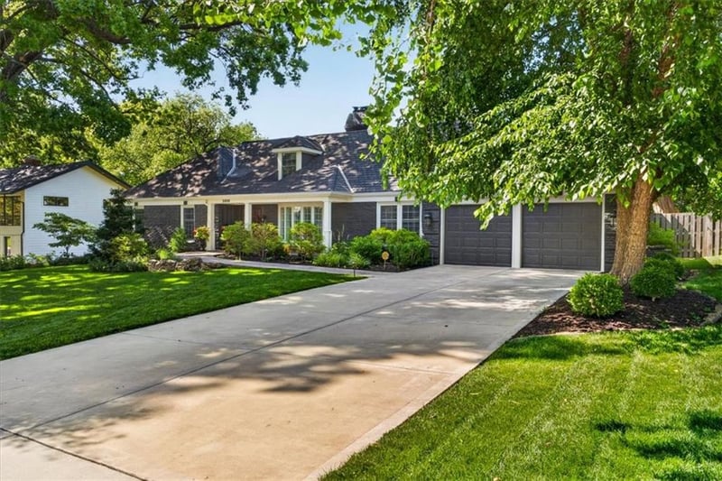 2800 68th St, Mission Hills, KS 66208