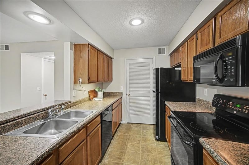 11216 Nieman Rd #101, Overland Park, KS 66210