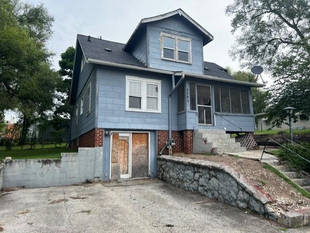 2525 Angelique St, St Joseph, MO 64501