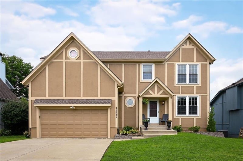 12242 Shannan Ln, Olathe, KS 66062