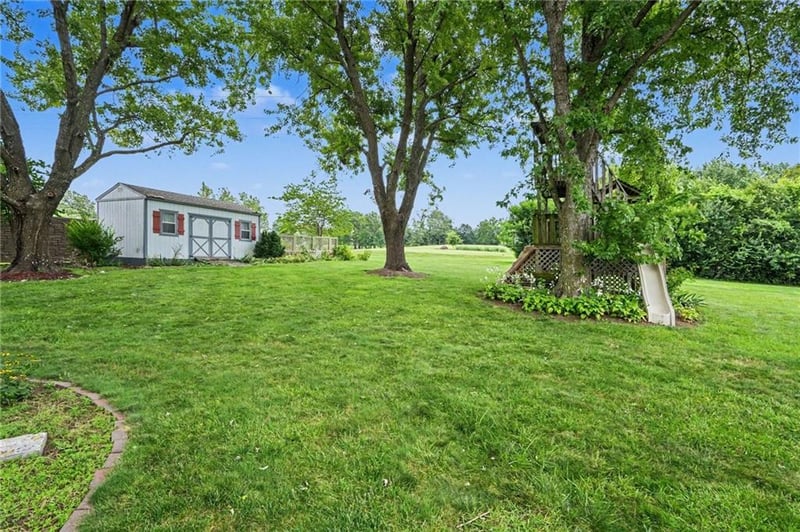 2100 Crescent Dr, Liberty, MO 64068