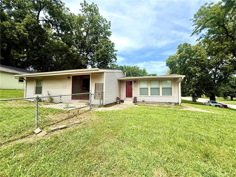 2214 S 28th St, St Joseph, MO 64503
