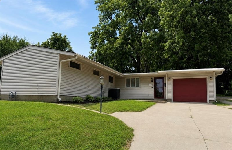 2214 S 28th St, St Joseph, MO 64503