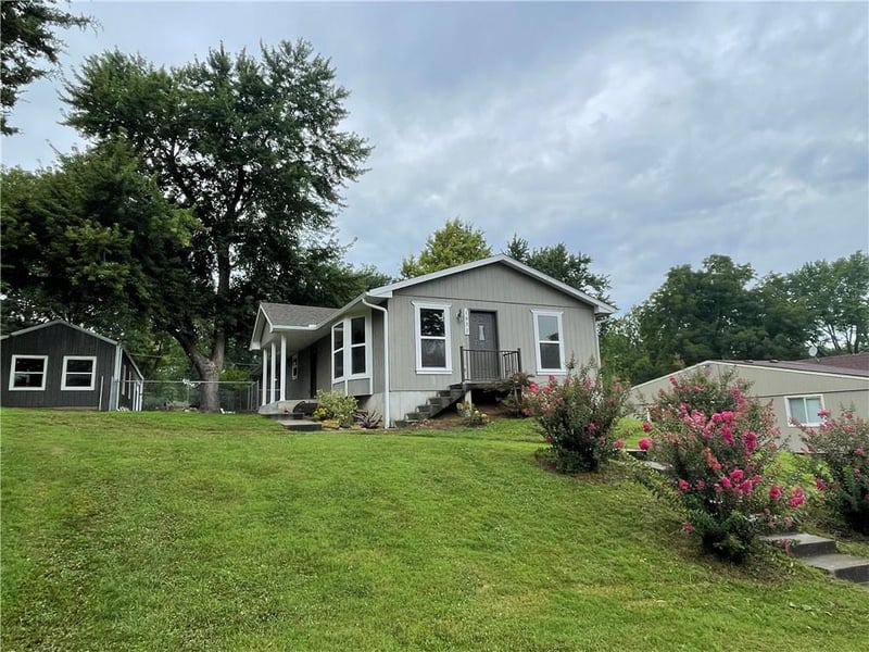 1832 Cleveland Ter, Leavenworth, KS 66048
