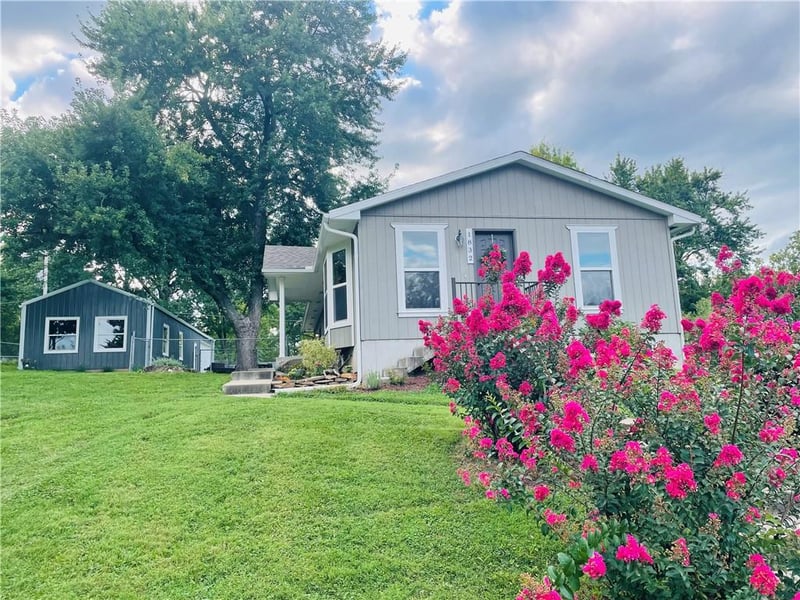 1832 Cleveland Ter, Leavenworth, KS 66048