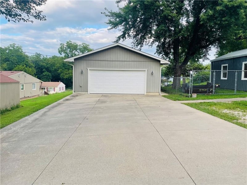 1832 Cleveland Ter, Leavenworth, KS 66048